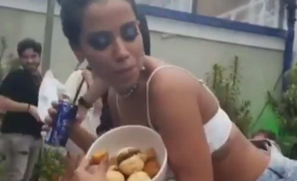 Anitta no final da sua festa de aniversário, com a presença de vários famosos da Globo (Foto: Reprodução)