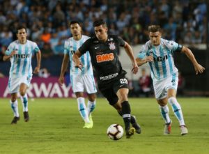 Jogo do Corinthians sobre o Racing (Foto: REUTERS/Agustin Marcarian)