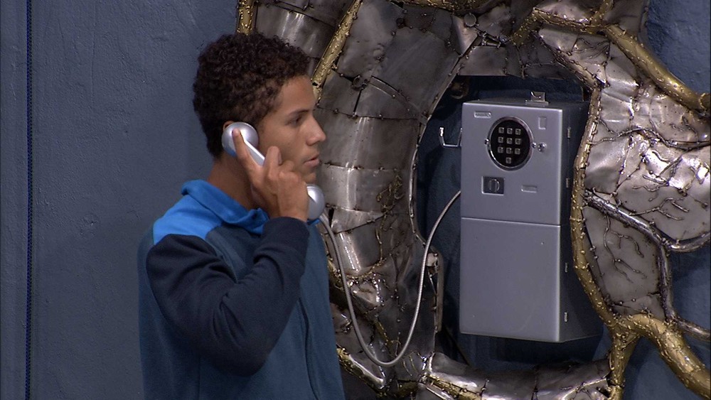 Big Fone: Danrley atende e coloca as pulseiras em Carolina e Tereza no Big Brother (Foto: Reprodução)