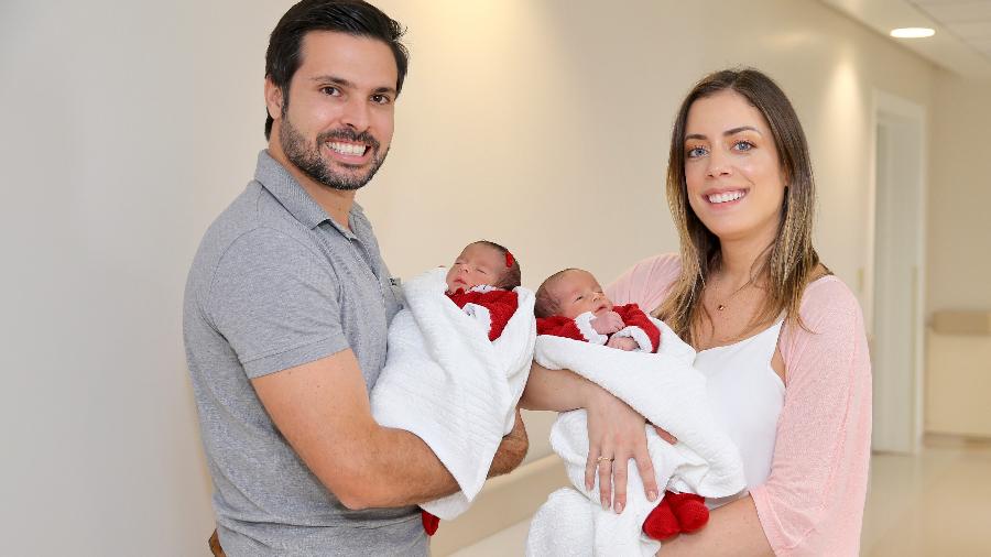 Fabiana Justus e o marido, Bruno D'Ancona, deixam a maternidade com as gêmeas Sienna e Chiara (Foto: Divulgação)