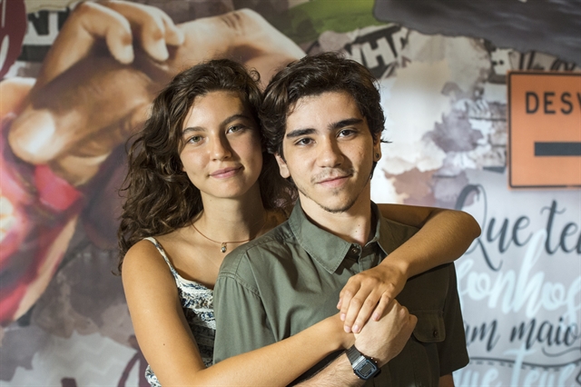 Rita (Alanis Guillen) e o amigo Tadeu (João Fernandes) em Malhação: Toda Forma de Amar (Foto: Globo/Estevam Avellar)