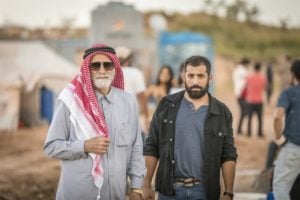 Aziz (Herson Capri) e Fauze (Kaysar Dadour) em cena de Órfãos da Terra
(Foto: Globo/Paulo Belote)