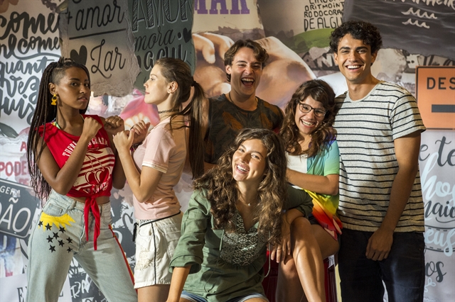 Jaqueline (Gabz), Anjinha (Caroline Dallarosa), Thiago (Danilo Maia), Rita (Alanis Guillen), Raíssa (Dora de Assis) e Guga (Pedro Alves) (Foto: Globo/Estevam Avellar)