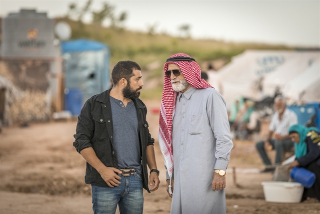 Aziz Abdallah (Herson Capri) e Fauze (Kaysar Dadour) em cena de Órfãos da Terra (Foto: Globo/Paulo Belote)