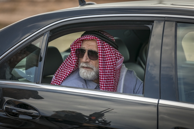 Aziz Abdallah (Herson Capri) em cena de Órfãos da Terra (Foto: Globo/Paulo Belote)