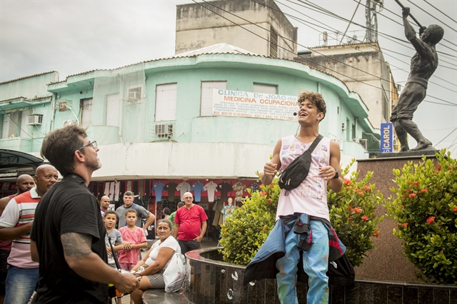 Adriano Melo dirige Gabriel Santana (Cléber) em gravação de Malhação em Duque de Caxias (Foto: Globo/João Cotta)