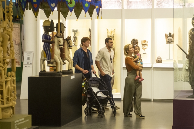 Lígia (Paloma Duarte) e família visitam o museu Afro Brasil (Foto: Globo/João Cotta)