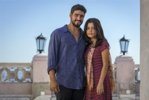 Jamil (Renato Góes) e Laila (Julia Dalavia) em Órfãos da Terra
(Foto: Globo/Paulo Belote)