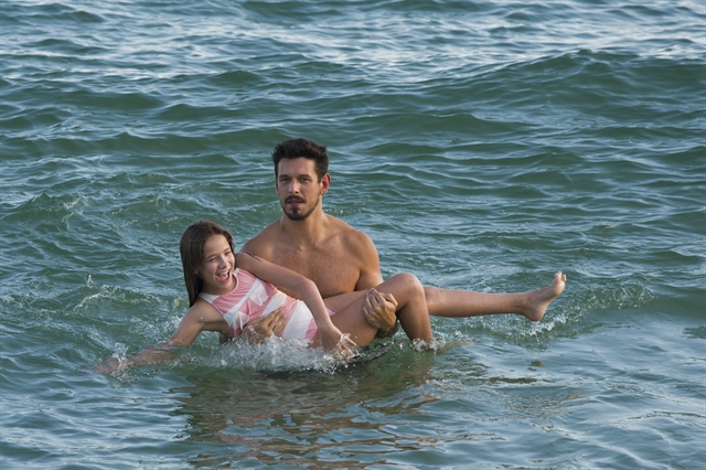 Priscila (Clara Galinari) e Alain (João Vicente de Castro) se divertem durante viagem (Foto: Globo/Cesar Alves)