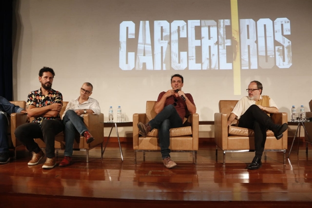 Autores, diretores e elenco no evento de lançamento da segunda temporada de Carcereiros (Foto: Globo/Marcos Rosa)