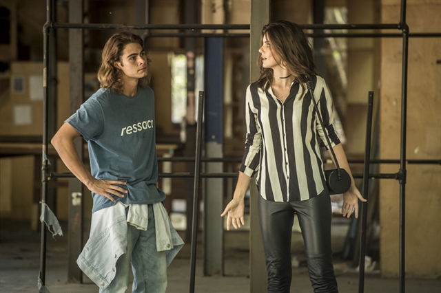 João (Rafael Vitti) e Vanessa (Camila Queiroz) em cena de Verão 90 (Foto: Globo/João Cotta)