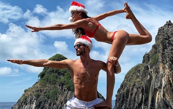 Foto: Hugo Gloss posa com Izabel Goulart e o noivo da modelo, o alemão  Kevin Trapp, na festa 'Benção', promovida pela agência Carvalheira, em  Fernando de Noronha, neste sábado, 29 de dezembro