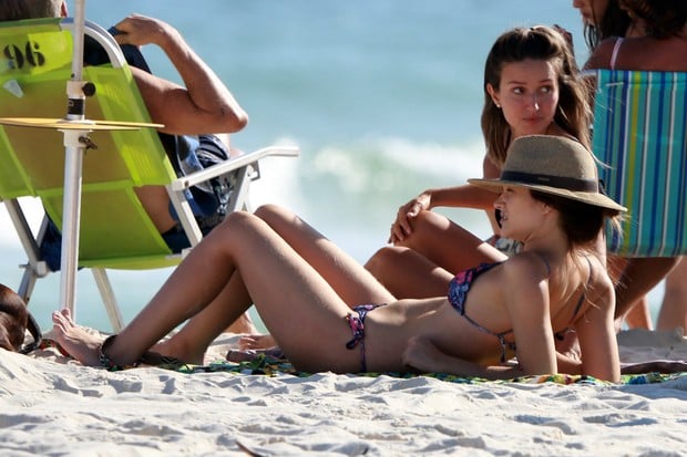 Juliana Paiva se divertiu na praia com uma amiga (Foto: Dilson Silva / AgNews)