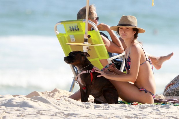 Juliana Paiva se divertiu na praia com seu cachorro de estimação (Foto: Dilson Silva / AgNews)