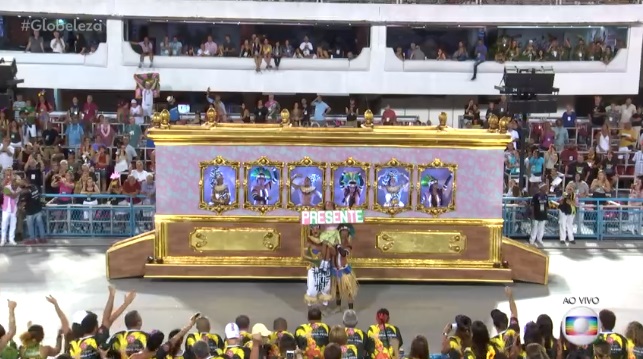 Mangueira em seu desfile no Carnaval de 2019