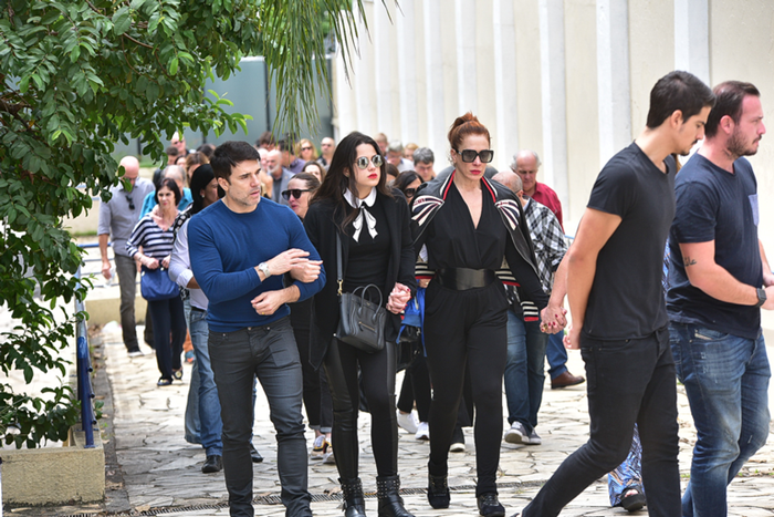 Claudia Raia acompanhada da família no enterro da mãe (Foto: Leo Franco/AgNews)