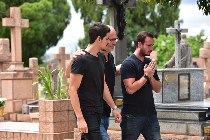 Enzo no enterro da avó, Odette Raia (Foto: Leo Franco/AgNews)