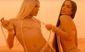 Pabllo Vittar e Anitta no clipe Sua Cara
(Foto: Divulgação)