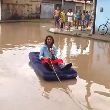 Repórter da Globo causa ao 'navegar' com colchão inflável (Foto: Reprodução)