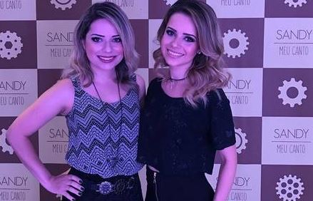 Sandy ao lado de sua cover oficial (Foto: Reprodução/Instagram)