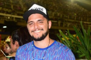 Bruno Gissoni em camarote curtindo o desfile das escolas do Rio de Janeiro (Foto: Reprodução/Renato Wrobel)