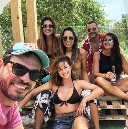 Larissa Ayres e a namorada, a atriz Maria Maya com alguns amigos Foto: Reprodução/Instagram