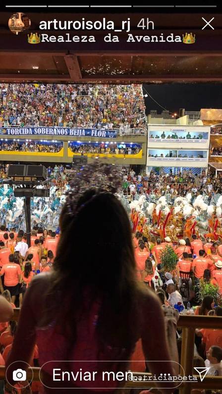 Patrícia Poeta e Arturo Isola coversavam ao pé do ouvido em camarote na Sapucaí Foto: Agência O Globo