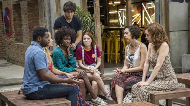 Gabi (Camila Morgado), Marcelo (Bukassa Kabengele) recebem apoio em Malhação (Foto: Paulo Belote/ Globo/ Divulgação)