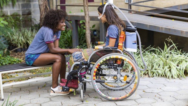 Dandara ajuda Amanda a realizar o sonho de estudar medicina em Malhação (Foto: Paulo Belote/ Globo/ Divulgação)