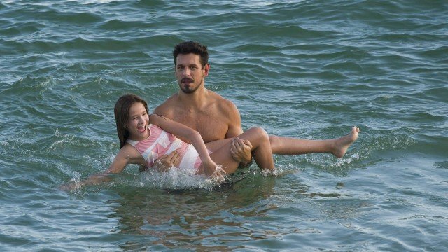 João Vicente de Castro e Clara Galinari no maior clima de descontração em Espelho da Vida (Foto: Cesar Alves/ Globo/ Divulgação)