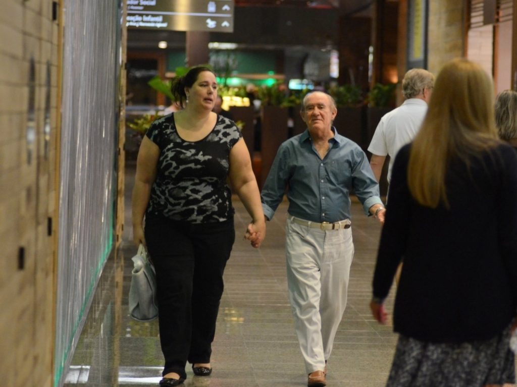 Renato Aragão, o Didi, a esposa Lilian Aragão e a filha Livia Aragão passeando em Shopping no Rio de Janeiro