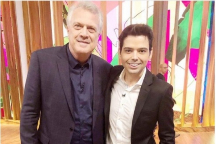 Pedro Bial e Gustavo Mendes durante entrevista no Conversa com Bial da Rede Globo - Foto: Divulgação