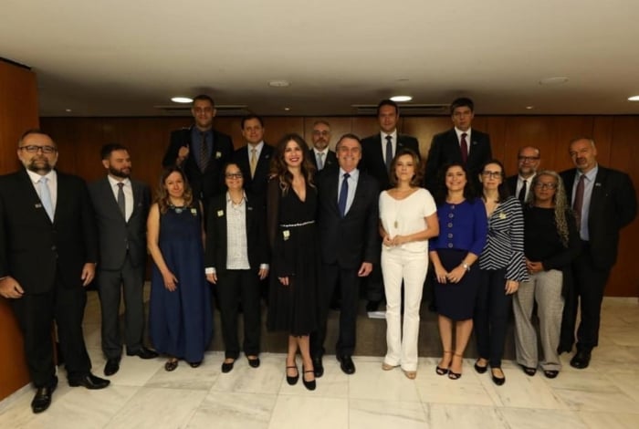 Luciana Gimenez e os jornalistas com Jair Bolsonaro (Foto: Reprodução)