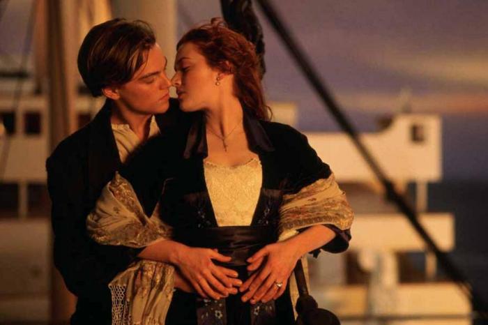 Jack (Leonardo di Caprio) e Rose (Kate Winslet) em cena clássica de Titanic (Foto: Reprodução)