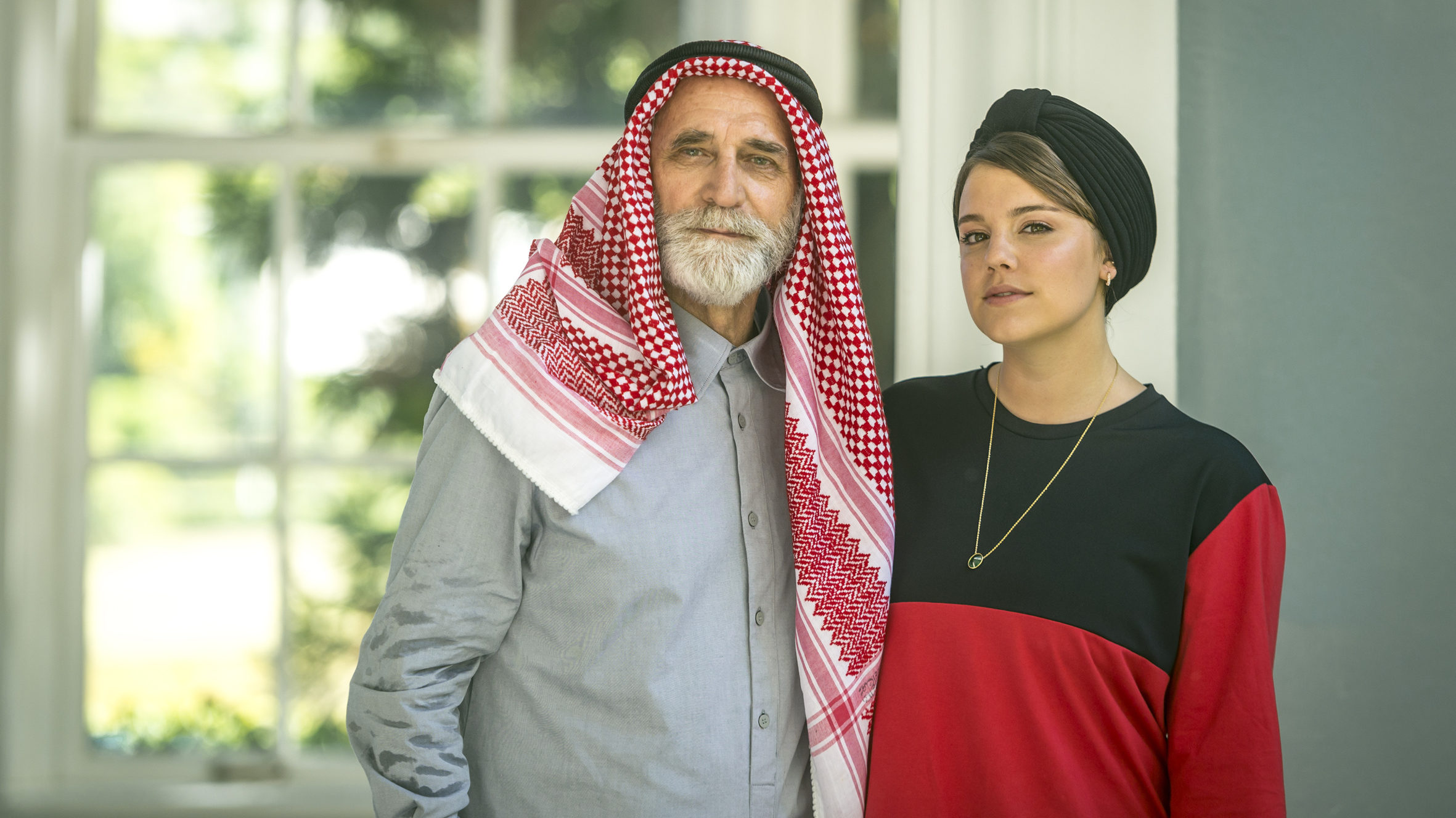 Aziz (Herson Capri) e Dalila (Alice Wegmann) em Órfãos da Terra (Divulgação/ TV Globo)