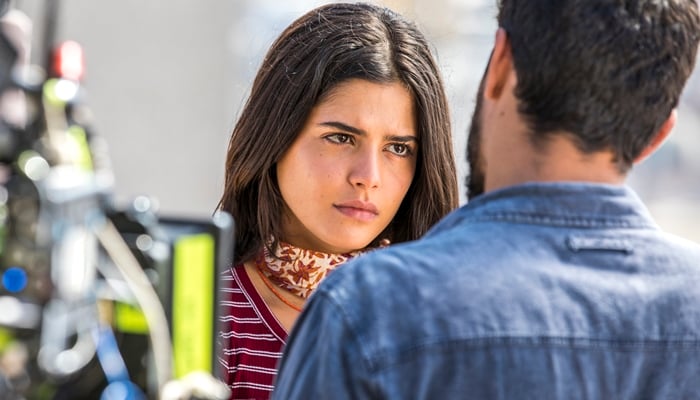 Laila (Julia Dalávia) e Jamil (Renato Góes) em Órfãos da Terra (Foto: Globo/Paulo Belote)