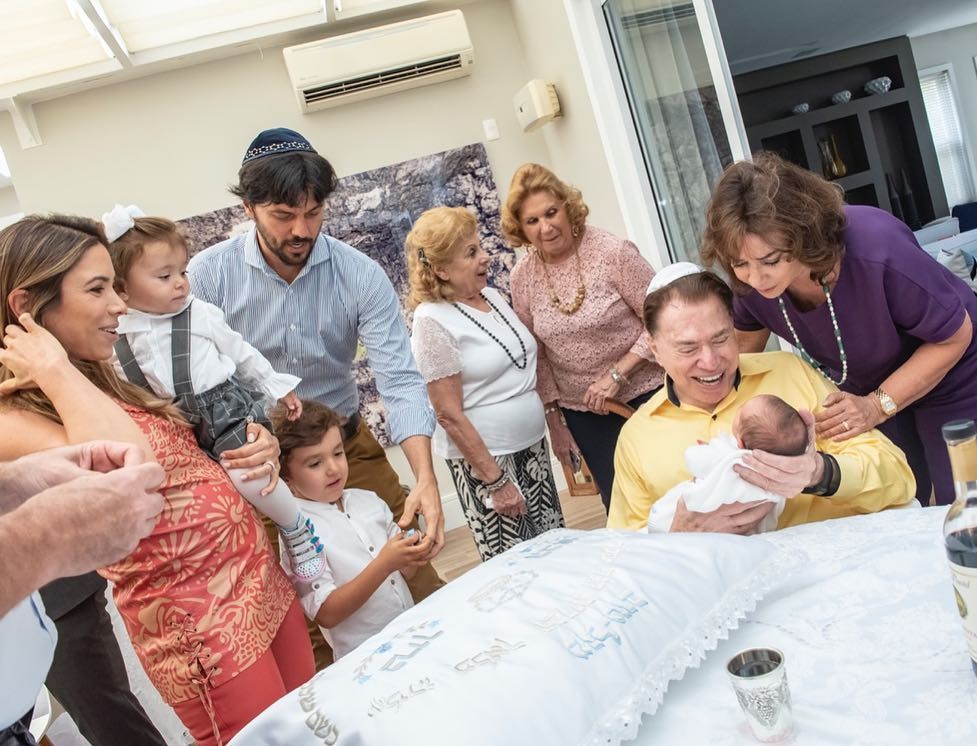 Silvio Santos segurando o neto Senor (Foto: Reprodução/Instagram)