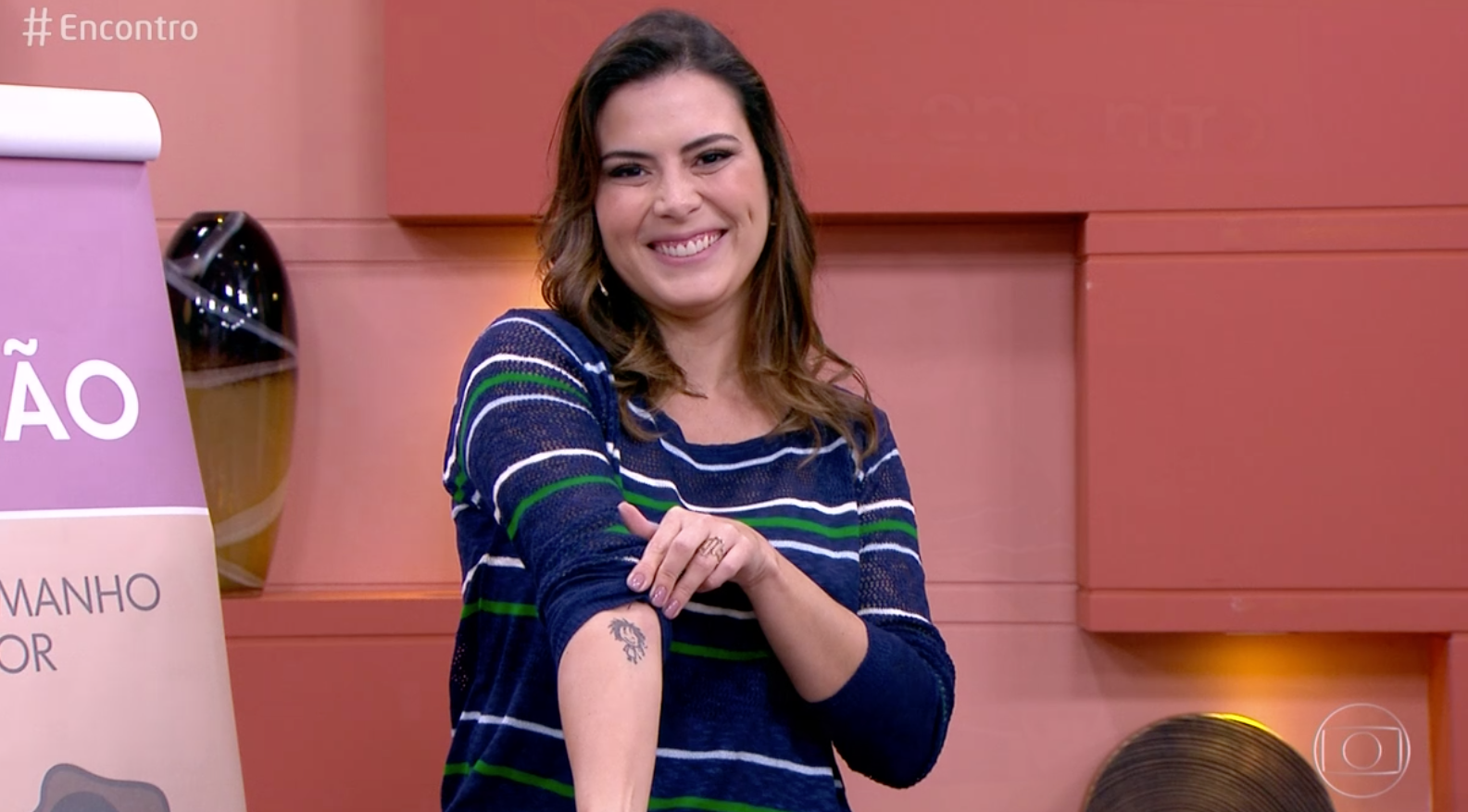 Michelle Loreto da Globo faz grande revelação ao vivo no Encontro com Fátima Bernardes e conta que tem 7 tatuagens diferentes espalhadas pelo corpo: "tomei muito cuidado" Foto: Reprodução