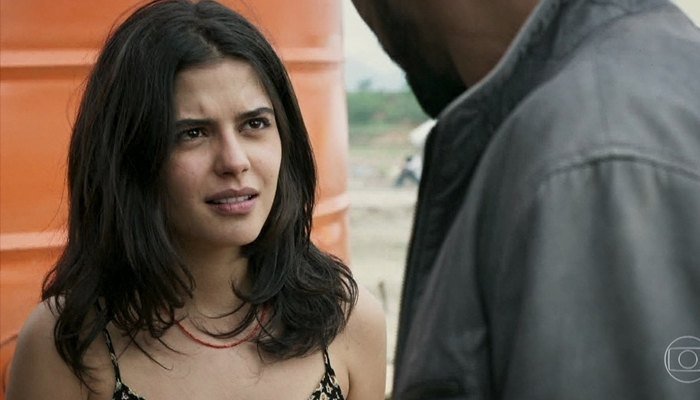 Laila (Julia Dalavia) e Jamil (Renato Góes) em Órfãos da Terra (Foto: Reprodução/Globo)