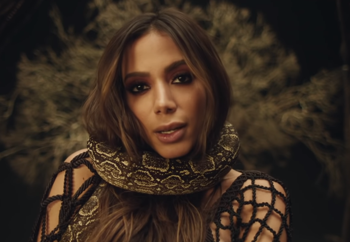 Anitta vai parar em terreiro de Candomblé e é flagrada lavando o banheiro