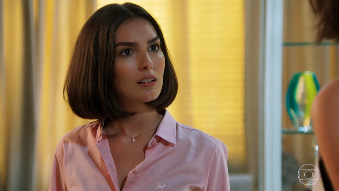 Larissa (Marina Moschen) em cena da novela das sete Verão 90