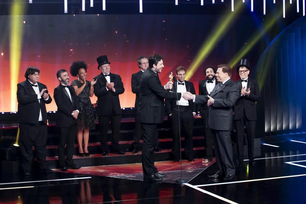 Danilo Gentili recebendo o Troféu Imprensa das mãos de Silvio Santos (Foto: Reprodução)