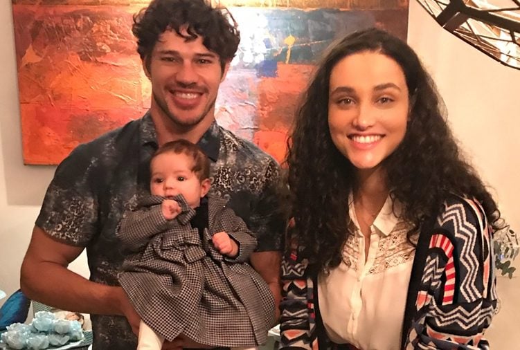 casais Os atores da Globo, Débora Nascimento e José Loreto com filha Bella (Foto: Reprodução/Instagram)