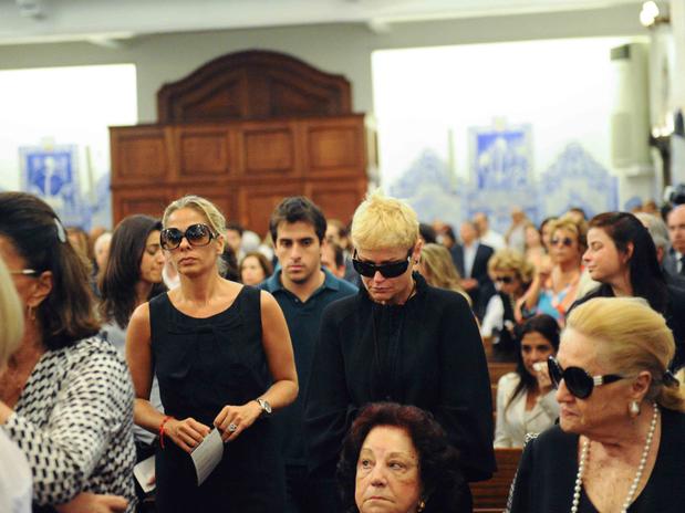 Adriane Galisteu e Xuxa na missa de Ayrton Senna (Foto: Divulgação)