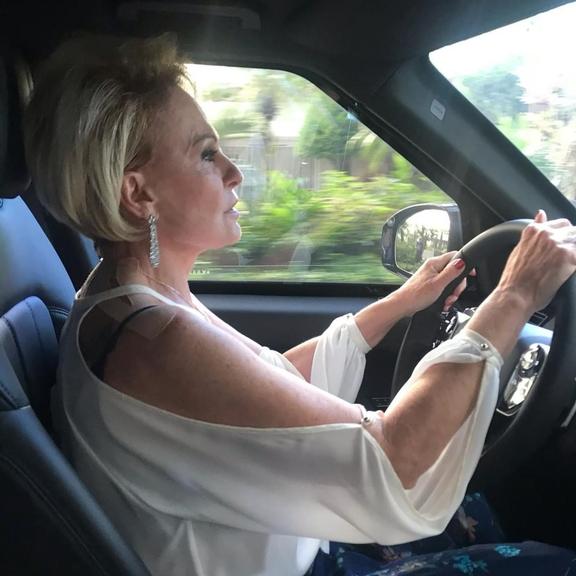 Ana Maria Braga posa em seu novo carro (Foto reprodução)