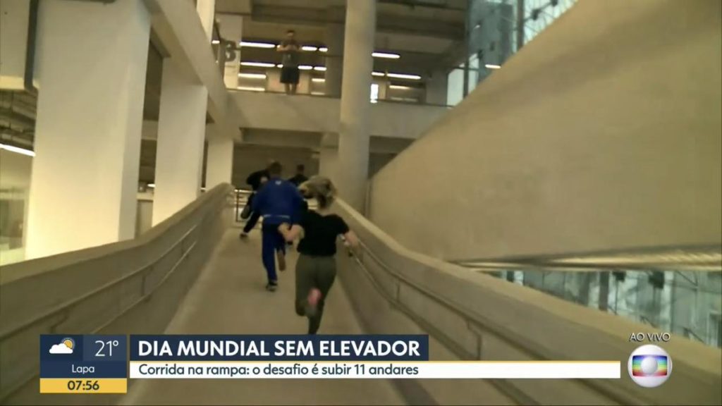 Jornalista correndo em jornal da Globo (Foto: Reprodução)