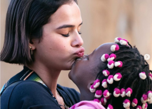 Bruna Marquezine em momento de afeto com criança na África
(Foto: Reprodução/Instagram)