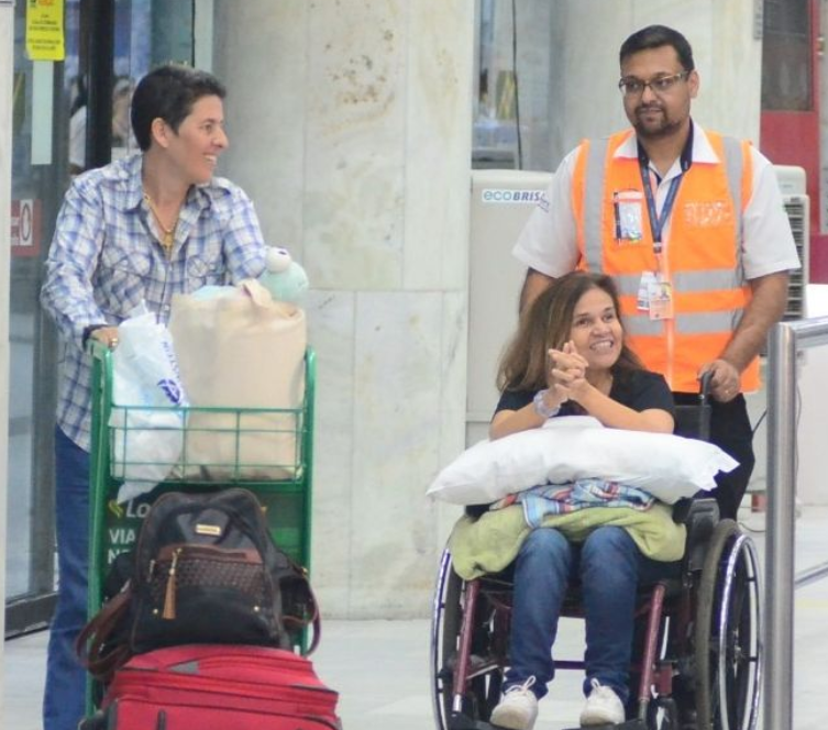 Claudia aparece sorridente em aeroporto do Rio de Janeiro (Foto: AGNews)