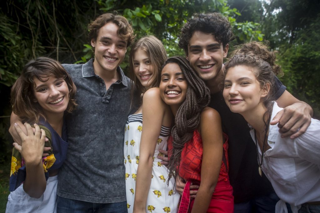 Dora de Assis (Raíssa), Danilo Maia (Thiago), Caroline Dallarosa (Anjinha), Gabz (Jaqueline), Pedro Alves (Guga) e Alanis Guillen (Rita) são os protagonistas de Malhação Toda Forma de Amar