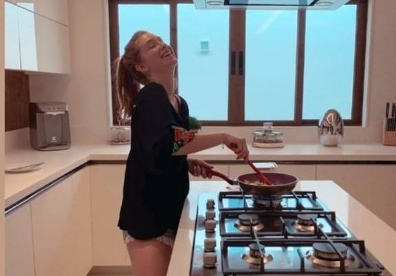 Marina Ruy Barbosa confessa não ser boa nas atividades domésticas ao contrário de seu marido o piloto, Xande Negrão Foto: Instagram)